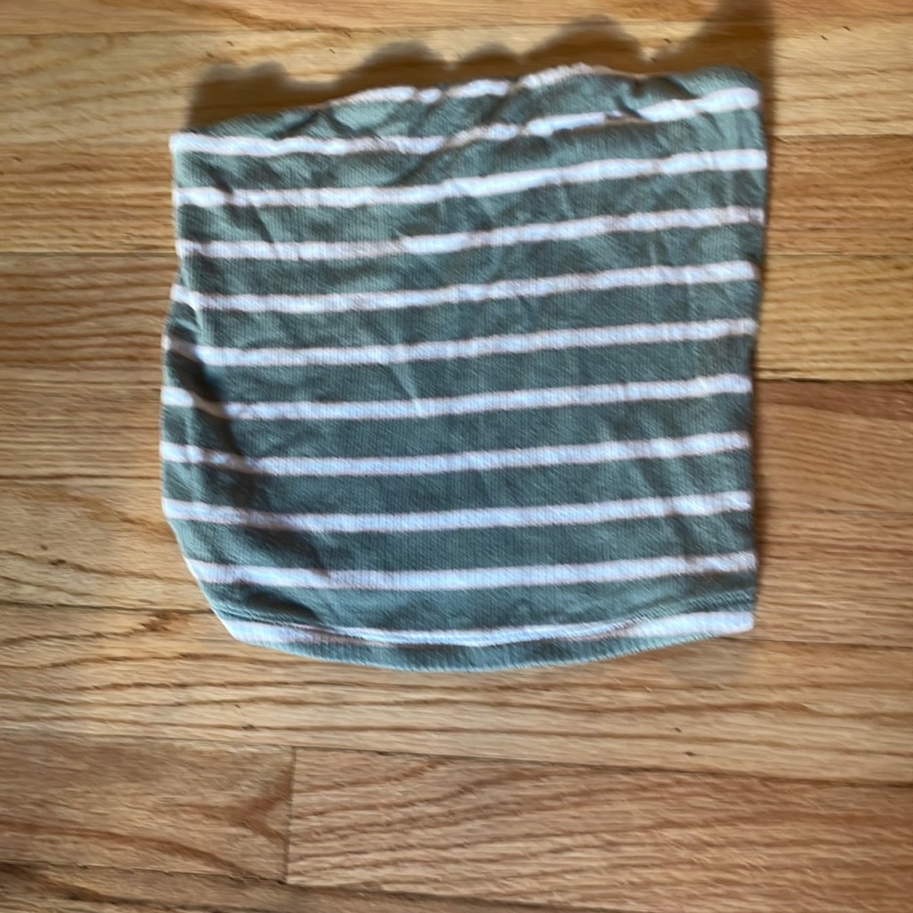 this is a strapless top and it is a realllyyyyy soft top.